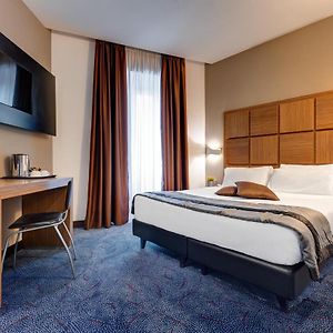 Zimmer mit Kingsize-Bett